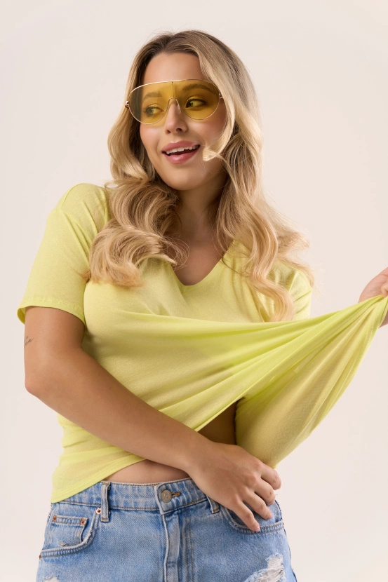 SERINA - lekka bluzka z wiskozy na krótki rękaw w kolorze limonkowym